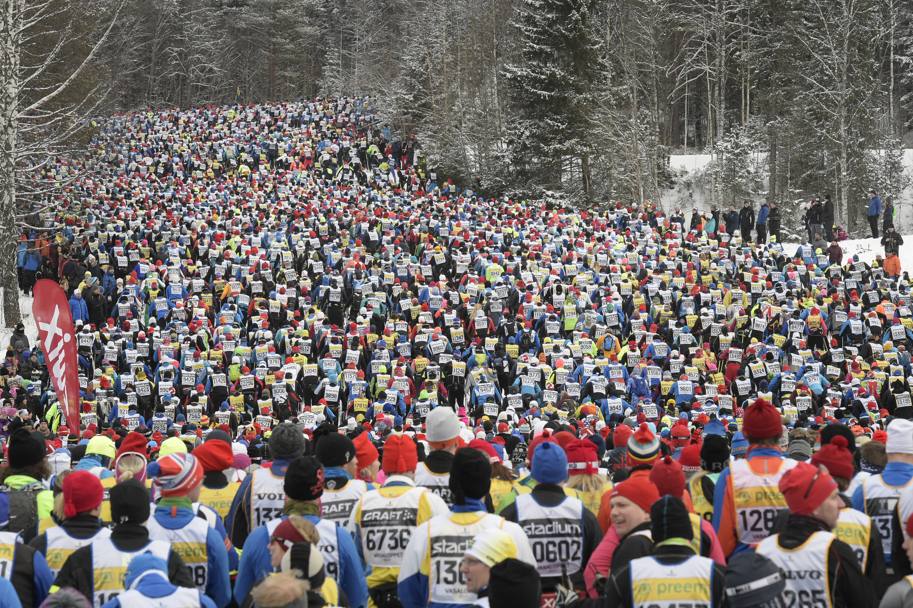 Folle immensa alla partenza della classica nordica della Vasaloppet, in Svezia. Quest’anno si  disputata la 93a edizione di quella che rappresenta la pi vecchia e pi lunga (90 km) gara di sci di fondo del mondo (Ap)